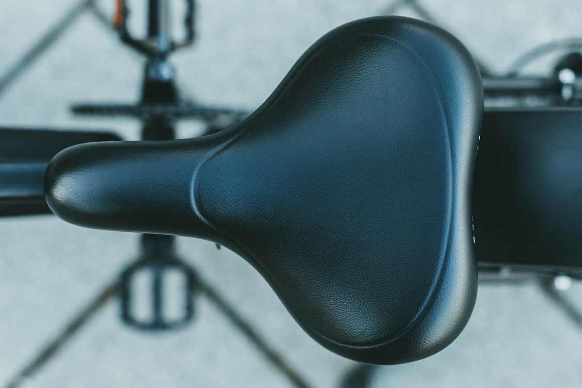 Selle moto en cuir noir avec finition artisanale